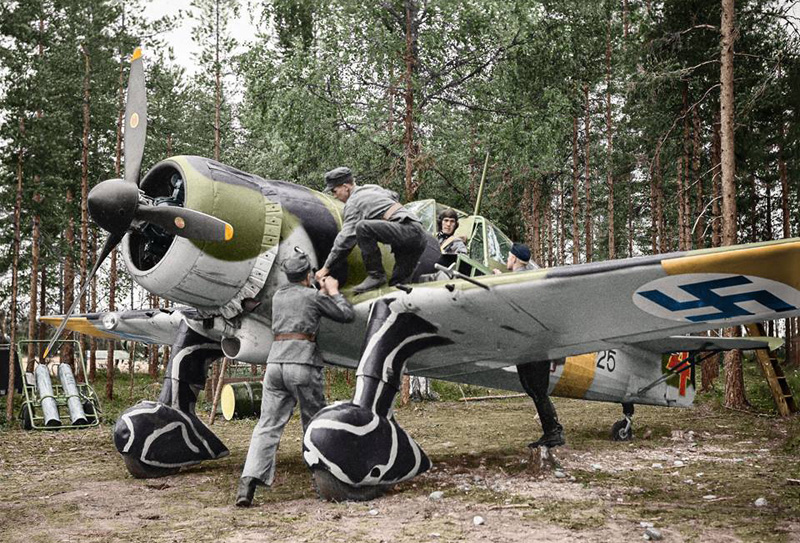 Fokker D.XXI oli Jatkosodassa Lentolaivue 30:n päähävittäjänä 1941-1943. SA-kuva, värittänyt Tommi Rossi.