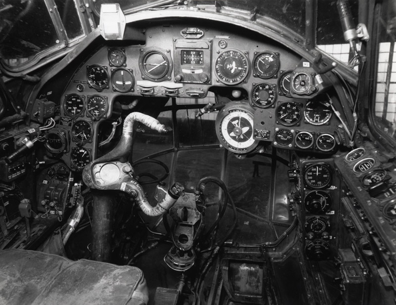 Junkers Ju88 A-4 ohjaamojärjestelyt ja mittaristo.